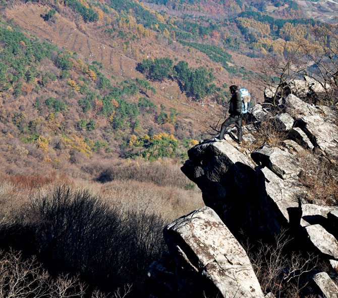 수리봉 바위지대에서 산 밑을 조망하고 있는 김희주씨.