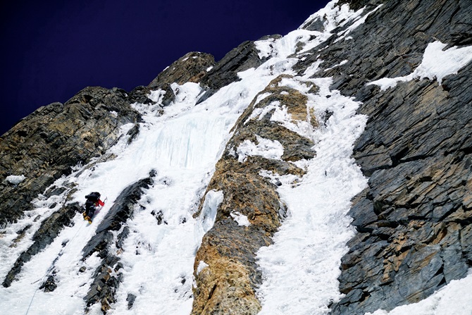 등반 4일째 80~90도 암벽 면에 얼어붙은 빙벽을 9피치 더 올랐다.