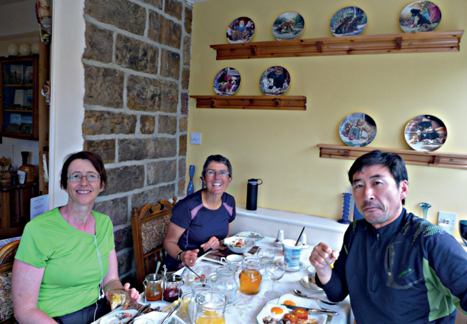 영국 CTC 횡단 중 요크셔 지역 숙소에서의 아침식사. 미국인 트레커인 쉐릴, 킨시씨와 3일을 함께 걸었다.