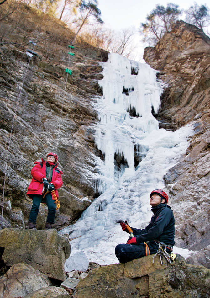 송곳니를 드러낸 하얀 괴수 같은 구곡빙폭에 등반을 마친 두 사람이 섰다.