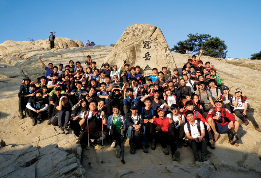 관악산에 오른 서울대학교 교양강의 ‘산과 인생’ 학생들과 교수진.