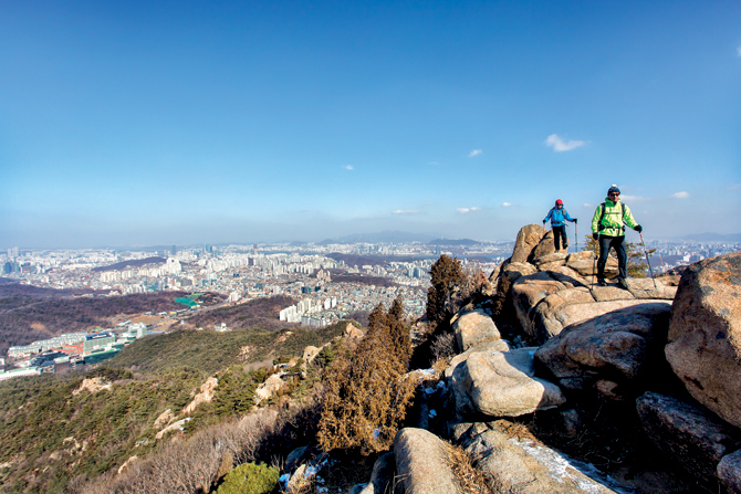하마바위에서 본 서울 풍경. 관악산은 서울 남부에서 가장 화려한 바위산이다. 
