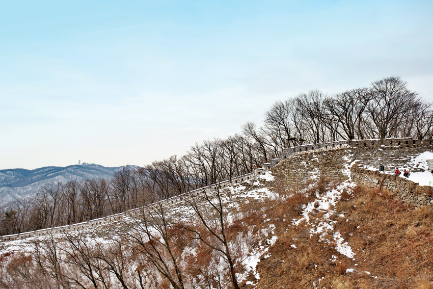 남한산성으로 가는 길 곳곳에는 숨겨진 역사 이야기가 즐비하다. 남한산성 본성과 외성인 봉암성이 만나는 은고개 갈림길. 왼쪽 안테나가 선 곳이 검단산 정상이다.