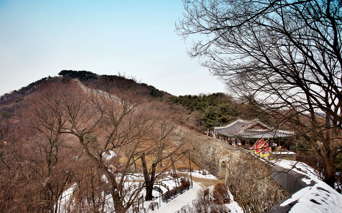 남한산성에서 가장 큰 남문. 성 바깥쪽으로 나와 왼쪽 ‘성남누비길’로 길을 이어야 한다.
