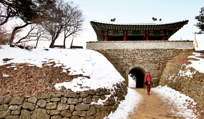 ‘우익문’이라 불리는 서문. 성 바깥쪽의 전망대에서는 서울 잠실 일대가 파노라마로 펼쳐진다.