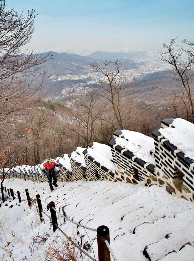 벌봉에서 북문으로 향하는 산성길에서는 하남과 서울 북동부의 조망이 펼쳐진다.