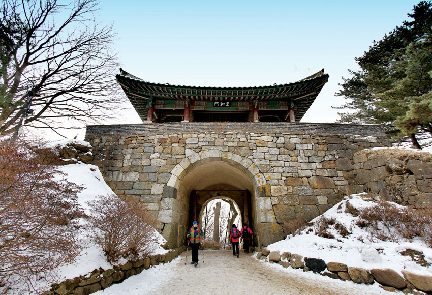남한산성에서 가장 큰 지화문(남문). 등산객이 가장 많이 모이는 장소다.