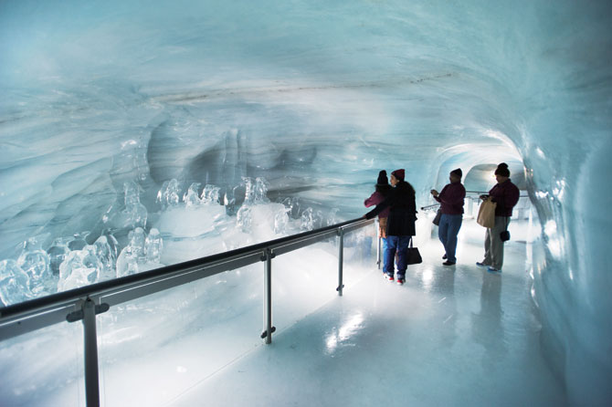 융프라우요흐 역에 조성된 얼음궁전. 빙하를 뚫어 만든 인공시설이다.