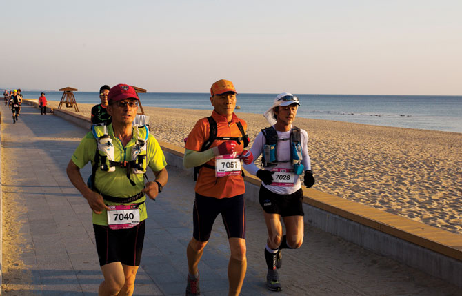 해변 코스를 달리는 참가자들. 이번 대회 코스는 산과 바다를 조화롭게 섞어놓은 것이 특징이다. 
