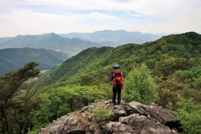 지존봉 등로상의 경치 좋은 바위지대. 함안, 의령 일대와 화개산에서 지나온 산등성이도 시원하게 드러난다.