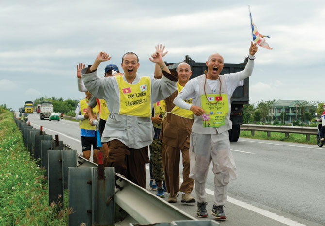 2015년 베트남에서 모금을 위해 2,200km를 달렸다.