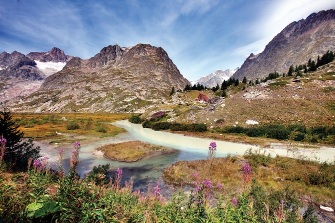 이탈리아 쿠르마유르로 가는 길의 콤발호수(lac combal). 맑은 물과 빙하에서 녹은 청녹빛 물이 합류한다.
