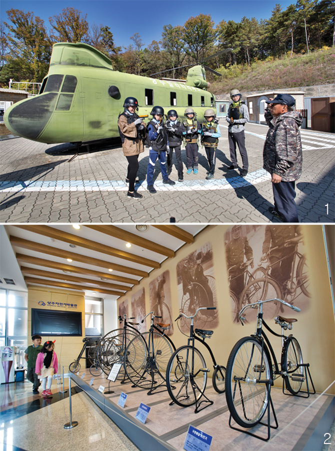 1 경천대관리소 뒤편에 위치한 밀리터리테마파크. 추억의 전쟁놀이를 즐길 수 있는 곳으로, 특히 어린 아이들에게 인기다.  2  자전거박물관의 전시기획실. 자전거 발달사를 보여주는 곳이다. 