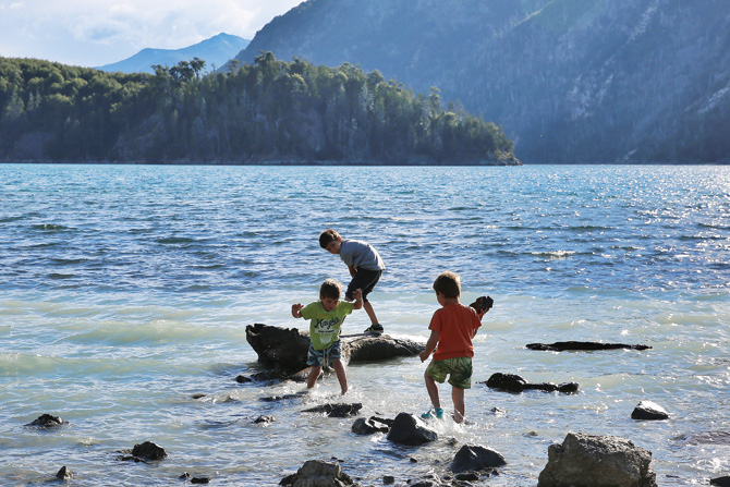 작은 순환길을 걷다가 호수에서 놀고 있는 아이들.