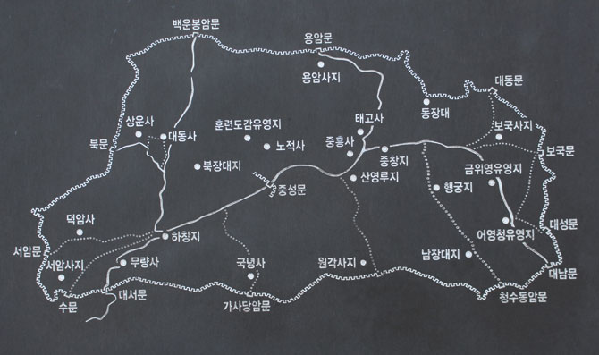 북한산성 성곽과 주요 시설물 안내도.
