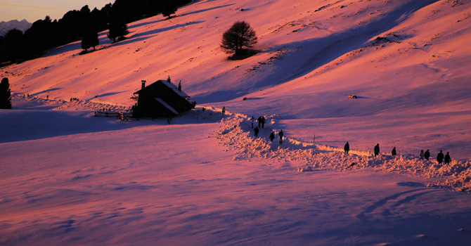 눈이 깊게 쌓인 요크린 산기슭의 마을 풍경. 가족 단위 관광객들이 썰매를 가지고 심설산행을 하고 있다.