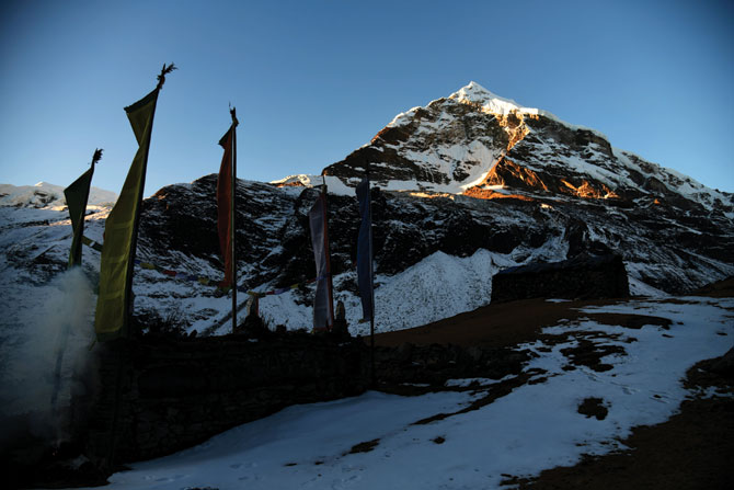 랑마레 카르카(4,400m)에서 촬영한 투체 히말(6,758m)의 일출 풍경.