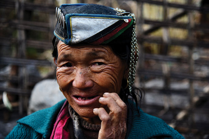 세실라(1,493m)마을의 여인, 결혼식 때 쓴 모자가 이채롭다.