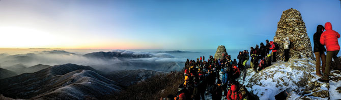 치악산 정상 비로봉에서 많은 등산객들이 일출을 보기 위해 안개 자욱한 능선을 지켜보고 있다. / 사진 국립공원관리공단