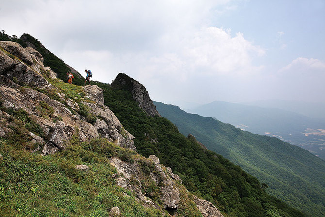 1 남덕유산으로 이어지는 주능선 바위지대에서 주변을 조망하고 있는 등산객들.