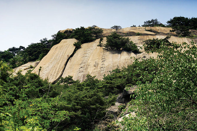 석굴암 위로 병풍바위와 치마바위가 있다. 