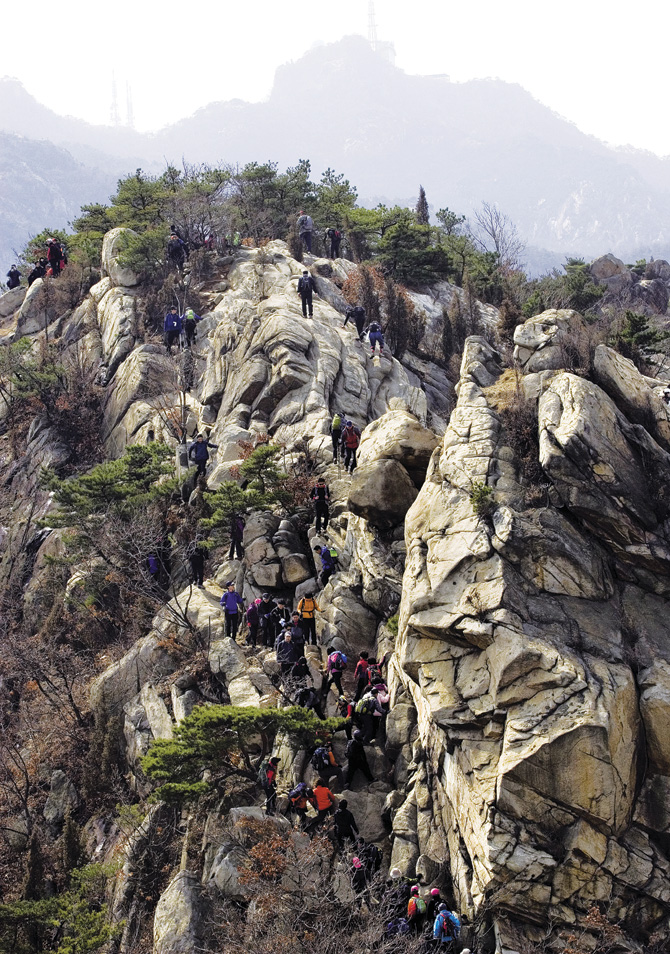 경기 5악으로 바위가 많아 까다롭기로 소문난 관악산에 항상 많은 등산객이 몰린다. 