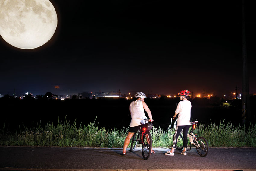 금강변에서 달맞이를 하고 있는 자전거 동호인들 (사진의 달은 합성한 이미지 입니다).