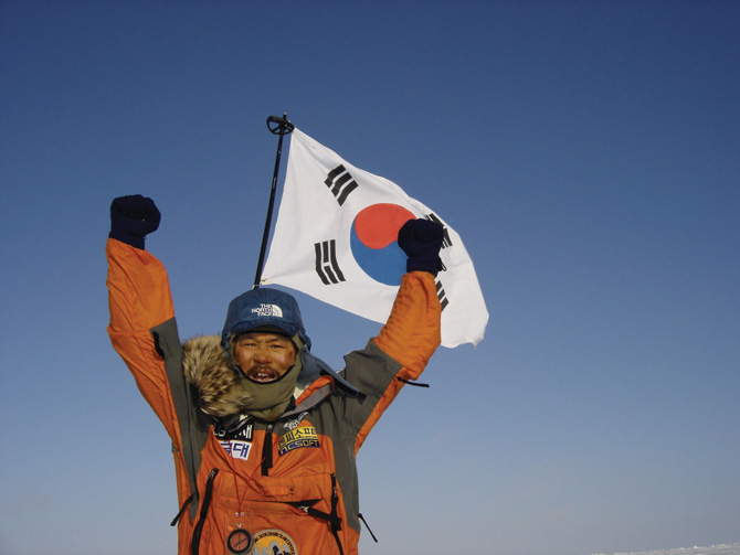 2005년 북극점에 도달한 뒤 환호하는 고 박영석.

