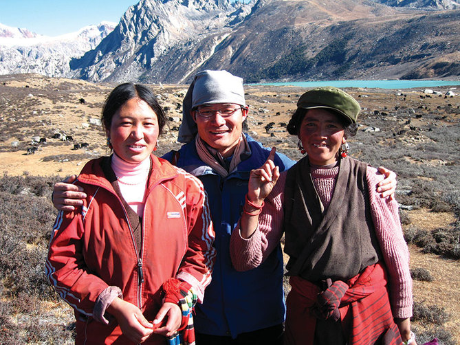 2006년 중국 티베트 히말라야 탐사 도중 만난 원주민들. 김창호 대장은 현지의 문화와 역사를 중시했다. 