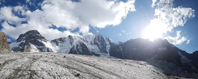 샬릭계곡의 전경. 왼쪽이 우쉬첸카봉, 가운데가 키르기스스탄봉이며 좌측 암벽이 알라메딘 월이다. 