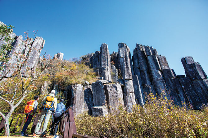 무등산 천연기념물 서석대를 바라보고 있다.