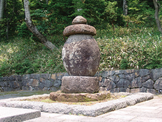 조선시대 선비들이 한라산 정상 출발지로 삼았던 존자암의 사리탑. 