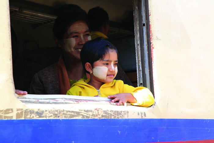 시포행 기차를 타고 있는 미얀마 모녀. 얼굴에 바른 것은 미얀마의 천연 선크림 다나까Thanakha이다.