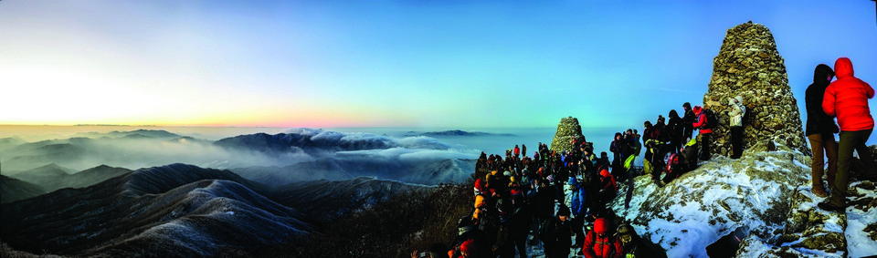 치악산 정상에는 매년 초 해돋이를 보기 위한 인파로 붐빈다.