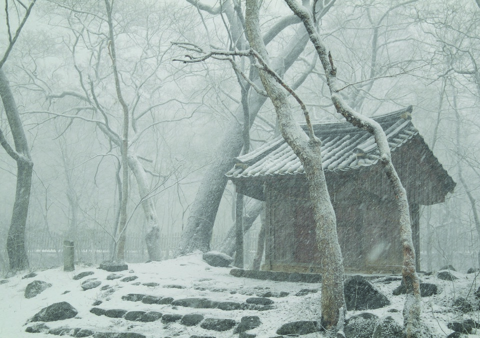 치악산 성황당에 눈이 덮여 겨울 정취를 더해준다.