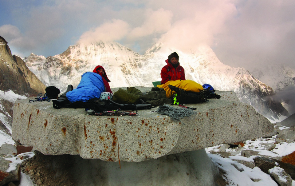 2008년 카니바샤샤르 등반 중에 악천후와 식량 부족으로 빙하로 탈출해 비박했다.