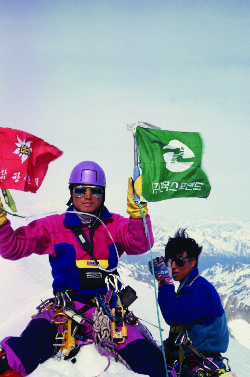 1990년 한국산악회 알래스카원정대에 참여해 키차트나스파이어 동벽(2,950m)을 3일 동안 올라 정상을 등정했다.