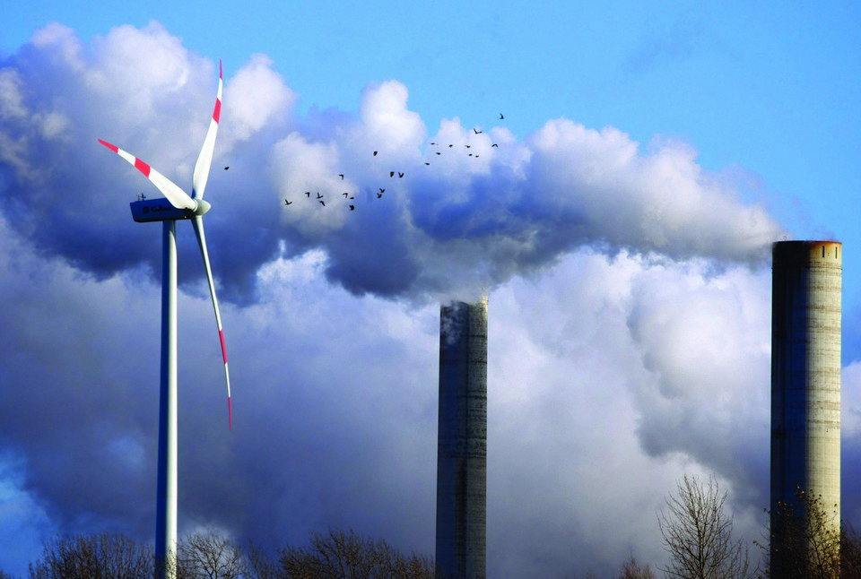 독일 서부 아헨지역 공업단지 인근의 풍력발전기. 온실가스 감축은 전 세계가 해결해야 할 큰 숙제다.