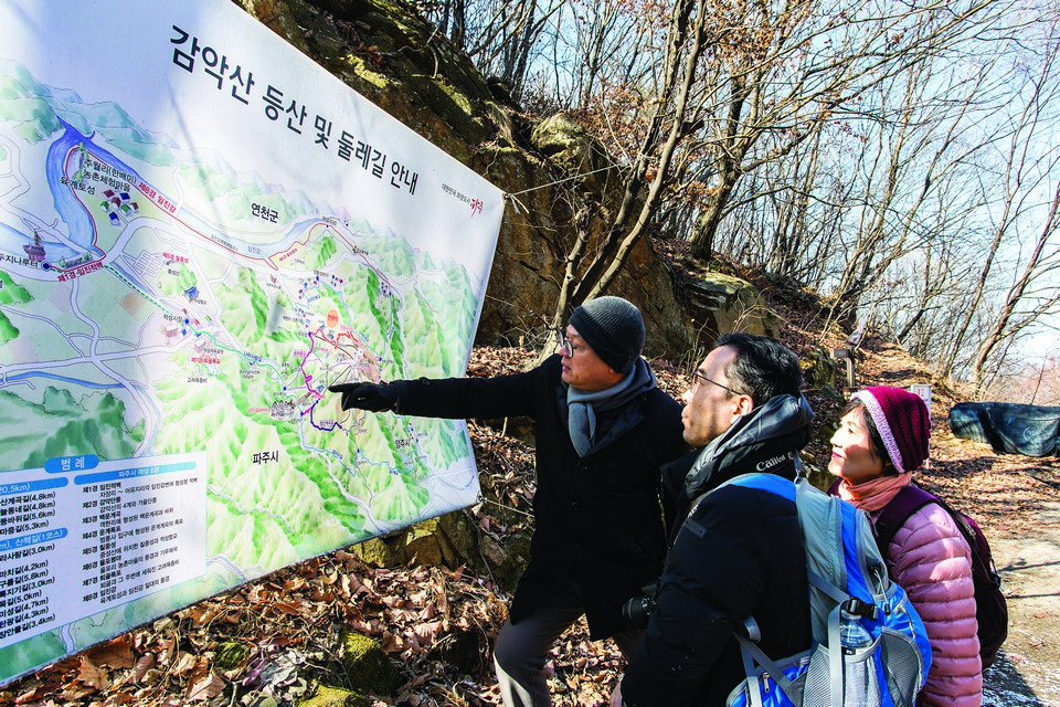 차문성 파주 향토문화연구 소장이 미수 허목이 유람했던 동선을 지도를 보며 추론하고 있다.