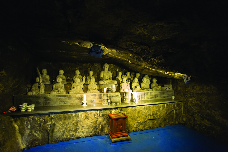 미타사에는 동굴이 있어 그 속에
석불과 나한상을 봉안하고 있다.