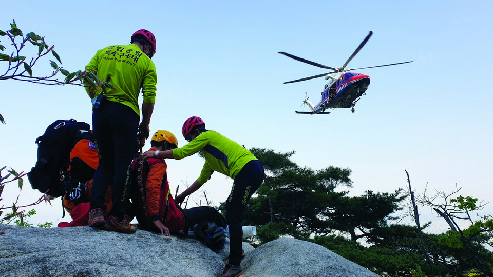 인수봉 취나드B에서 발목이
골절된 등반객을 구조하기 위해
헬기가 출동했다.