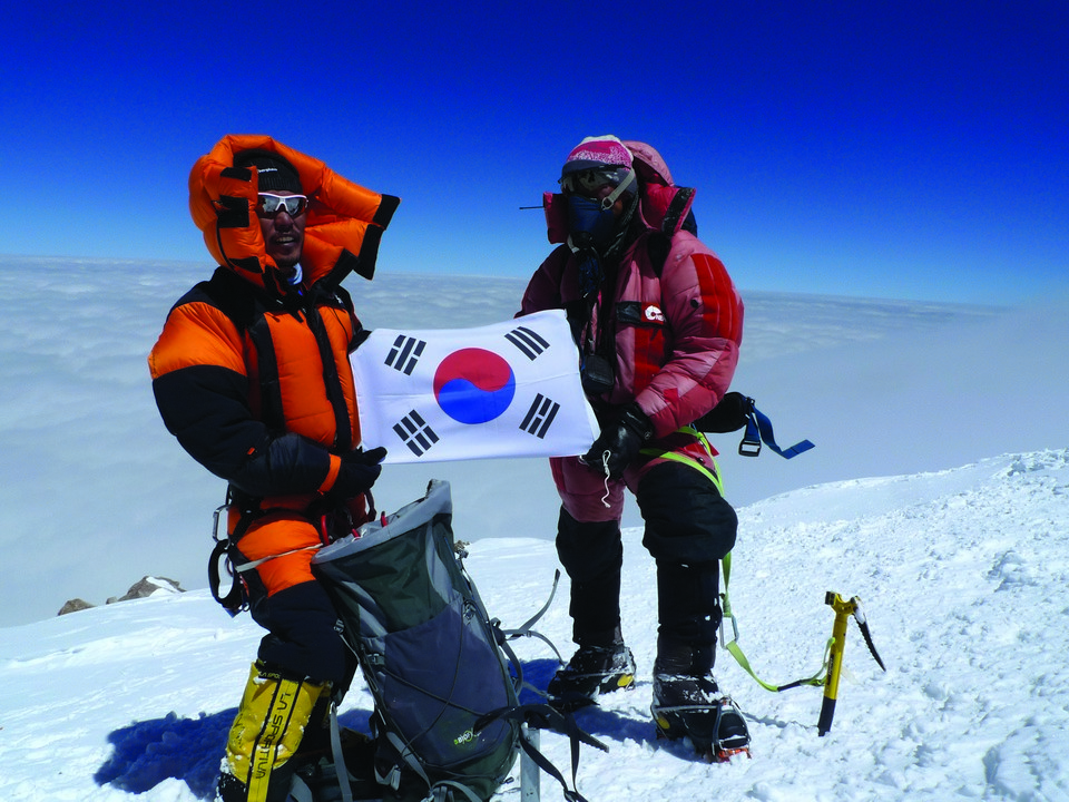 K2 정상에
오른 김미곤 대장(좌)과 김홍빈 대장.