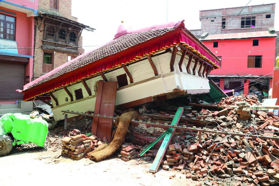 지진으로 붕괴된 곰파.