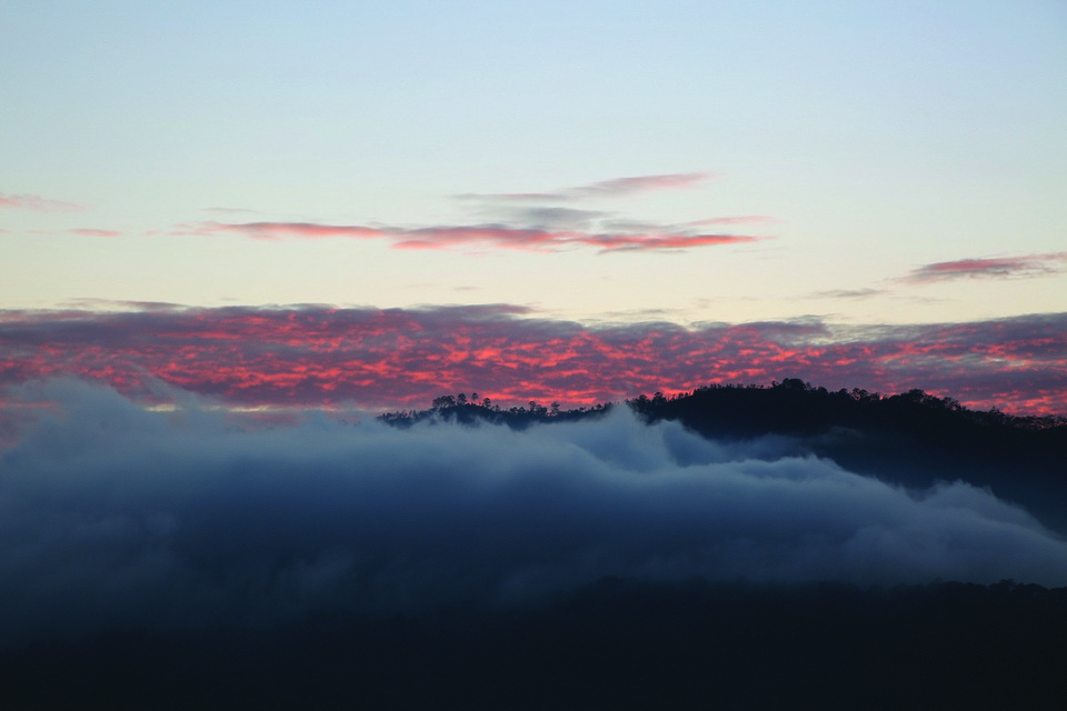 운해 위로 붉은 햇살이 올라오고 있는 리틀 아담스 피크의 일출.