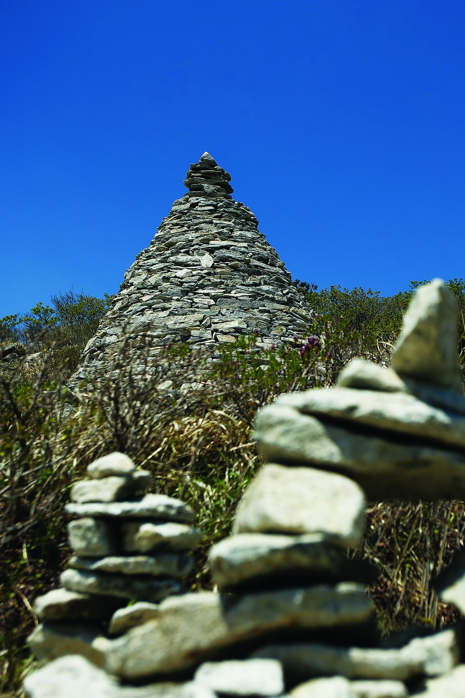 천황산 정상부에 조성되어 있는 돌탑들.