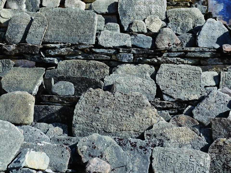준 밸리의 길가에서는 많은 마니스톤(불경을 새긴 돌)을 볼 수 있다.
