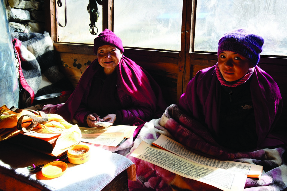 푸르베마을에서 본 기도하고 있는 라마승들.