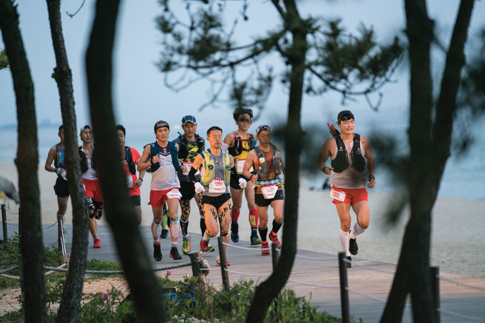 100km
부문 참가자들이 순위 경쟁을
펼치고 있다.