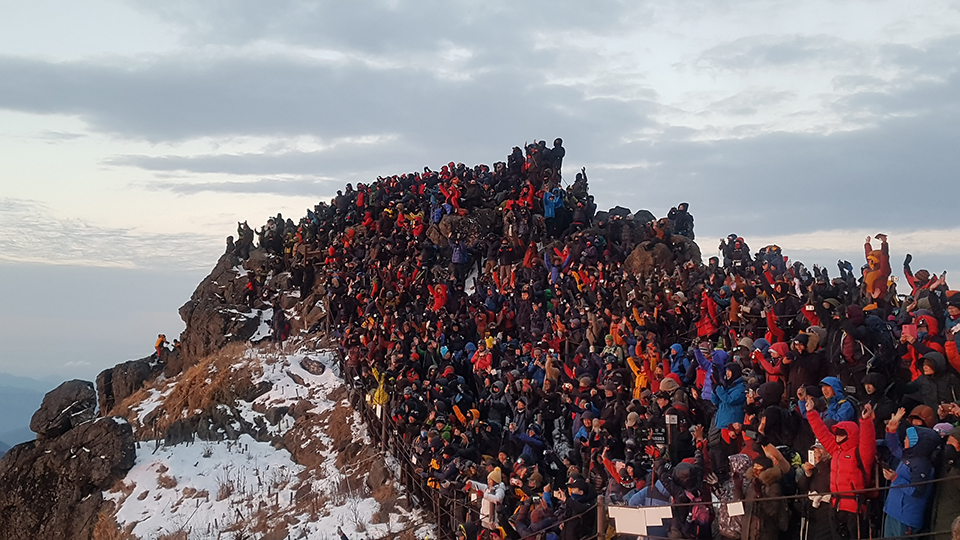 2019년 1월 1일 천왕봉에서 무수한 등산객들이 일출을 맞고 있다.