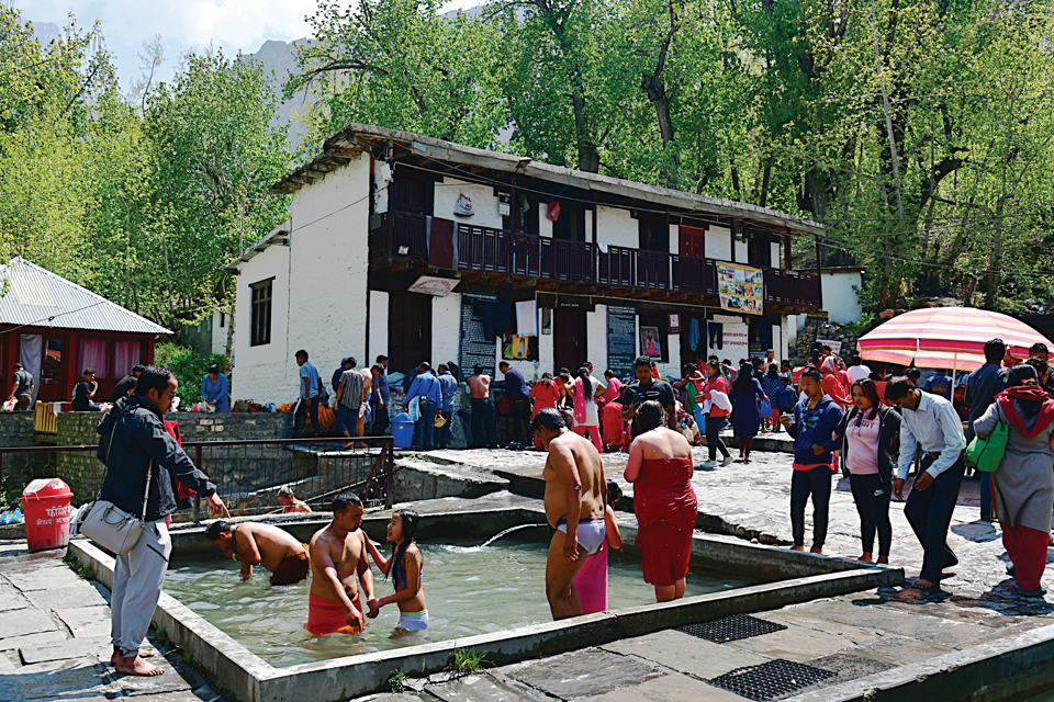 묵티나트사원에서 목욕을 하는 인도사람들.